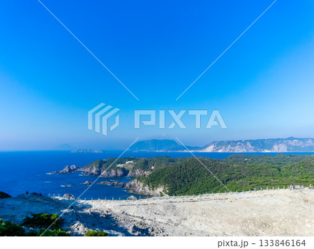 式根島の神引展望台から望むダイナミックで美しい景色 133846164