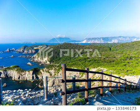 式根島の神引展望台から望むダイナミックで美しい景色 133846173