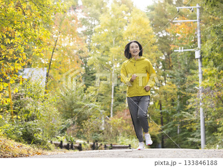 ランニングする女性 ランニングする女性 133846188