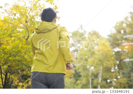 ランニングする女性 133846191