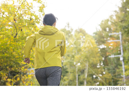 ランニングする女性 ランニングする女性 133846192