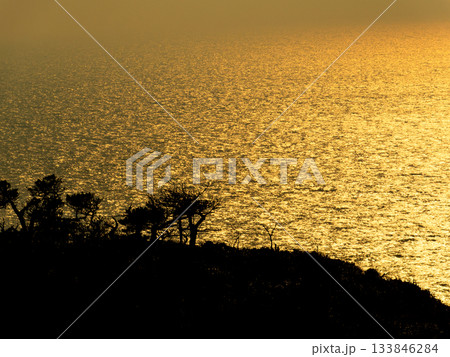 式根島の神引展望台から望むダイナミックで美しい夕陽 式根島の神引展望台から望むダイナミックで美しい夕陽 133846284