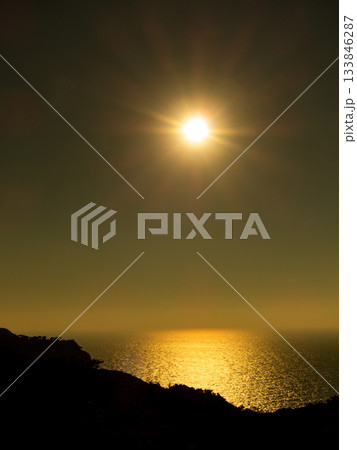 式根島の神引展望台から望むダイナミックで美しい夕陽 133846287