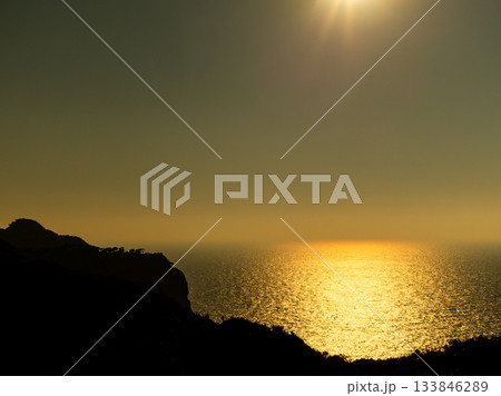 式根島の神引展望台から望むダイナミックで美しい夕陽 133846289