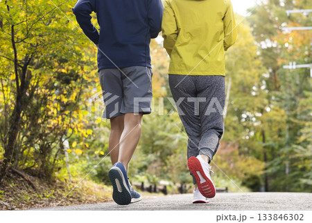 ランニングするミドル夫婦 ランニングするミドル夫婦 133846302
