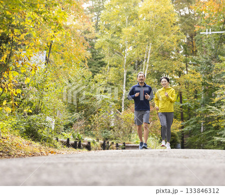 ランニングするミドル夫婦 133846312