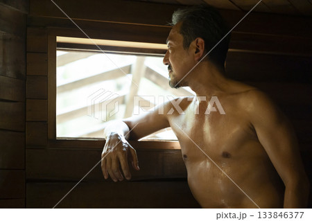サウナを楽しむ50代男性 サウナを楽しむ50代男性 133846377