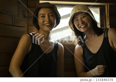 サウナを楽しむ女性 サウナを楽しむ女性 133846378