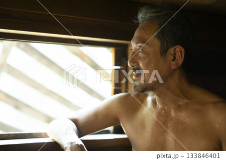 サウナを楽しむ50代男性 133846401