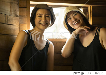 サウナを楽しむ女性 サウナを楽しむ女性 133846403