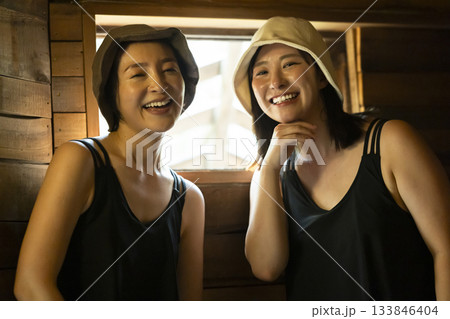 サウナを楽しむ女性 サウナを楽しむ女性 133846404