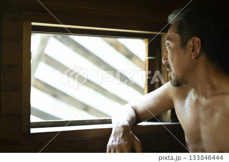 サウナを楽しむ50代男性 133846444