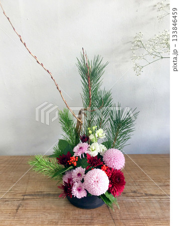 ピンクの生け花 133846459