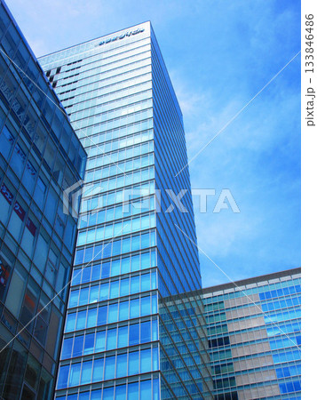 秋葉原UDXビルなどのビル群と青空の風景 秋葉原UDXビルなどのビル群と青空の風景 133846486
