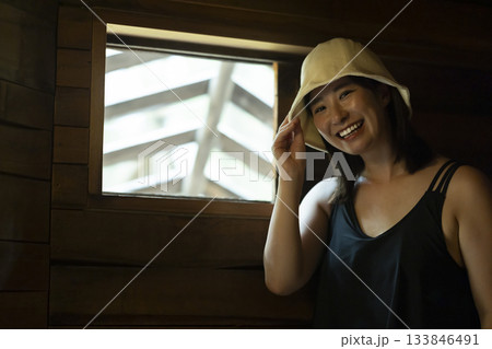 サウナを楽しむ女性 133846491