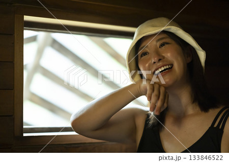 サウナを楽しむ女性 サウナを楽しむ女性 133846522