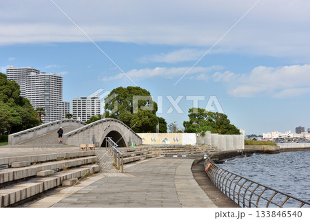 快晴の空と臨港パークアーチ橋を渡るランナー 133846540