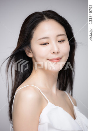 風になびく黒髪のロングヘアの女性ポートレート　美容とヘアケア・トリートメントなどのイメージ 133846792