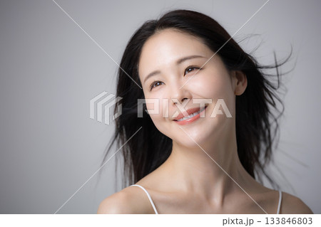 風になびく黒髪のロングヘアの女性ポートレート 美容とヘアケア・トリートメントなどのイメージ 風になびく黒髪のロングヘアの女性ポートレート 美容とヘアケア・トリートメントなどのイメージ 133846803