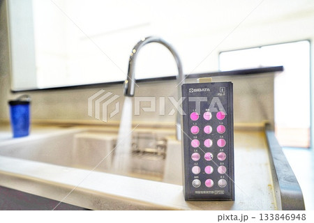 新築住宅で水が入った容器と水質検査 新築住宅で水が入った容器と水質検査 133846948