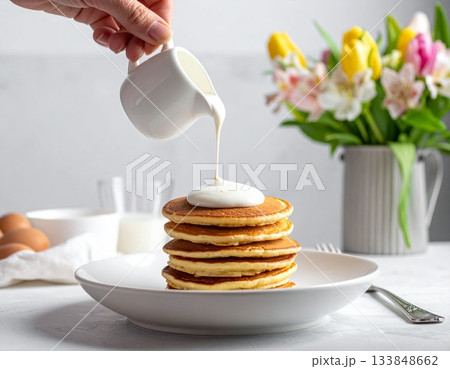 パンケーキに生クリームを垂らす 133848662