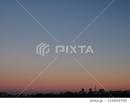 東京スカイツリーの見える夕暮れの空 東京スカイツリーの見える夕暮れの空 133848700