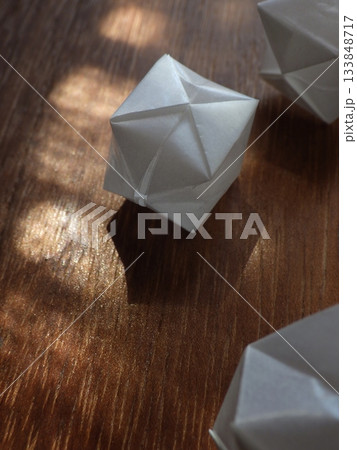 半透明の紙風船、三個 133848717