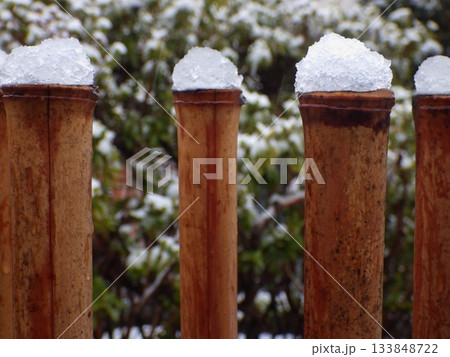 竹垣の先に積もった霙雪 竹垣の先に積もった霙雪 133848722