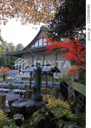 四国霊場第66番札所「雲辺寺」水子地蔵と本堂付近の紅葉 四国霊場第66番札所「雲辺寺」水子地蔵と本堂付近の紅葉 133848846