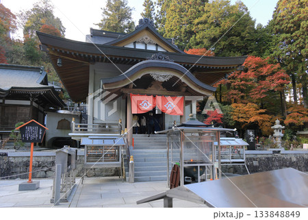 四国霊場第66番札所「雲辺寺」本堂付近の紅葉 133848849