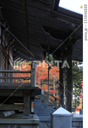 四国霊場第66番札所「雲辺寺」大師堂の紅葉 133848888