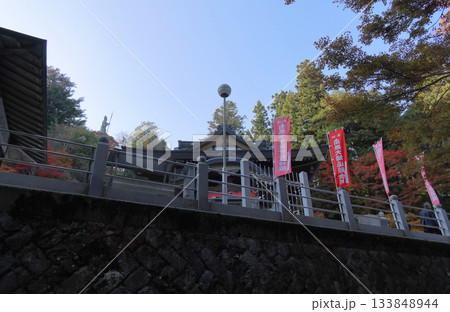 四国霊場第66番札所「雲辺寺」参道から見上げる本堂と毘沙門天像付近の紅葉 四国霊場第66番札所「雲辺寺」参道から見上げる本堂と毘沙門天像付近の紅葉 133848944