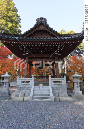 四国霊場第66番札所「雲辺寺」鐘楼堂付近の紅葉 四国霊場第66番札所「雲辺寺」鐘楼堂付近の紅葉 133848947