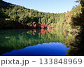 水面に映る紅葉 133848969