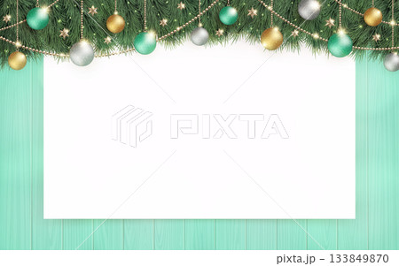 光輝くクリスマスツリーと、ターコイズの木目の背景に白無地のボード 133849870