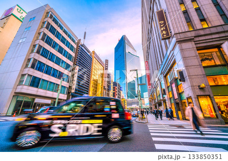 日本の東京都市景観 師走。行き交うタクシーや日本橋一丁目の再開発事業、三越などを望む。今年もあと僅か 133850351