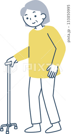 四点杖を使って歩くシニア女性 133850995