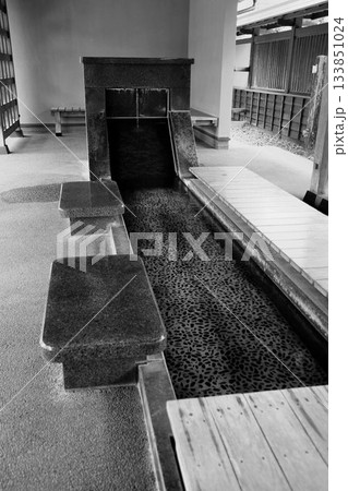 出湯の街の『源泉かけ流し』… 充実した造りの【足湯・手湯】 133851024