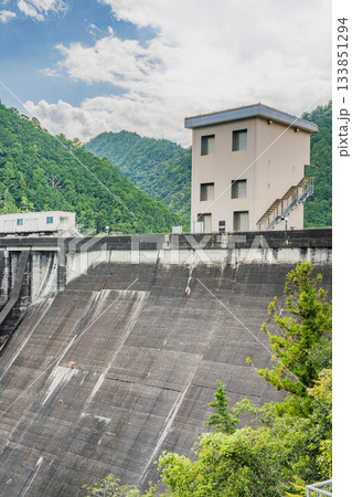 新城市の宇連ダムの風景(愛知県) 新城市の宇連ダムの風景(愛知県) 133851294