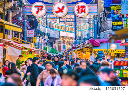 日本の東京都市景観 師走。インバウンド続く…まるで“異国”、外国人観光客らで賑わうアメ横などを望む 133851297