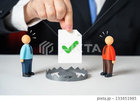 The contract is a trap for both parties. Unfavorable terms and onerous obligations. Legal risk communication, consumer protection awareness and corporate compliance training on contractual pitfalls. The contract is a trap for both parties. Unfavorable terms and onerous obligations. Legal risk communication, consumer protection awareness and corporate compliance training on contractual pitfalls. 133851985