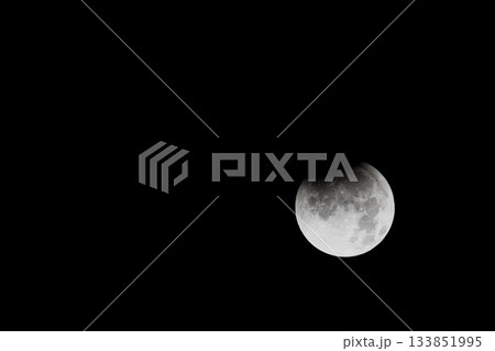 夜空に浮かぶ皆既月食 133851995