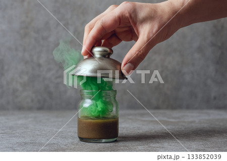 臭い物に蓋をする 133852039