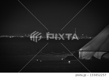 夜景とテントのある海辺風景・フィルム調モノクロ写真 133852257