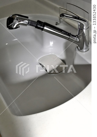 住宅設備キッチン水栓浄水器内蔵型 133852430