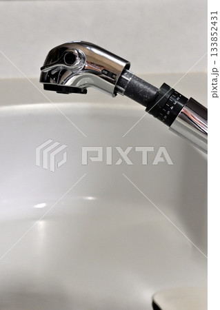 住宅設備キッチン水栓浄水器内蔵型 133852431