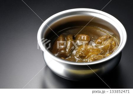 シルバーの食器に入ったチキンカレーを黒背景で撮影 シルバーの食器に入ったチキンカレーを黒背景で撮影 133852471