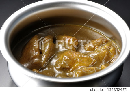 シルバーの食器に入ったチキンカレーを黒背景で撮影 シルバーの食器に入ったチキンカレーを黒背景で撮影 133852475