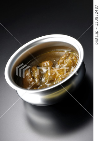 シルバーの食器に入ったチキンカレーを黒背景で撮影 シルバーの食器に入ったチキンカレーを黒背景で撮影 133852487