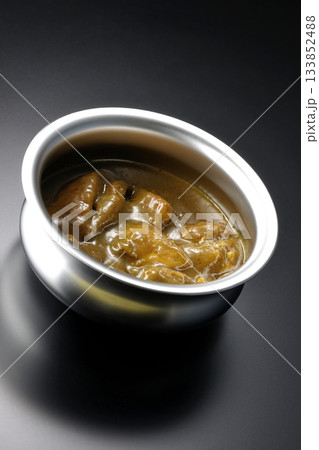 シルバーの食器に入ったチキンカレーを黒背景で撮影 シルバーの食器に入ったチキンカレーを黒背景で撮影 133852488